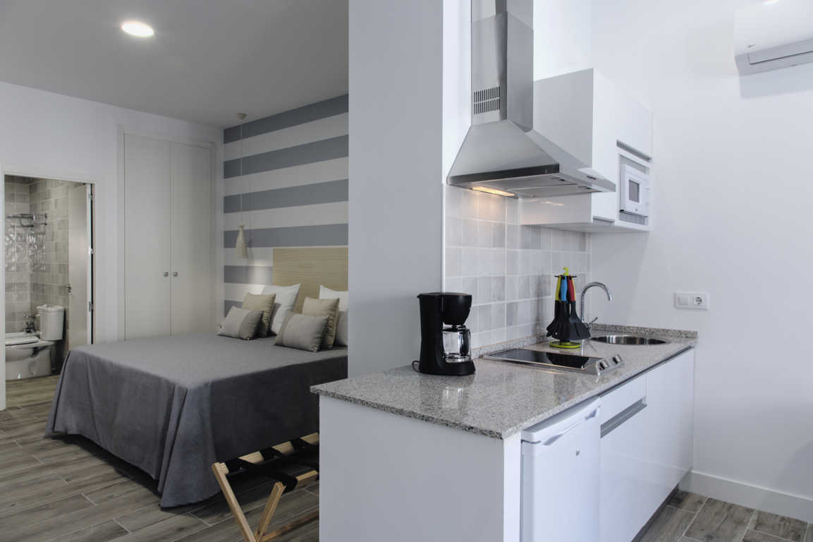 estudio familiar cama matrimonio cocina